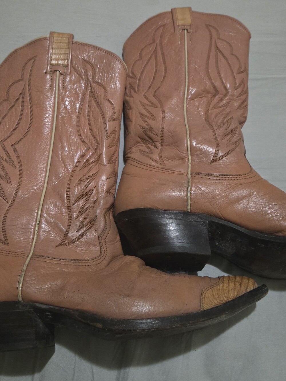 NOCONA Vintage Baby Pink  Womens Size 9 From AHCALA'S Chicago. Great Condition.